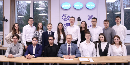 Студенты-лидеры встретились с ректором Чувашского госуниверситета за круглым столом Студенты-лидеры встретились с ректором Чувашского госуниверситета за круглым столом