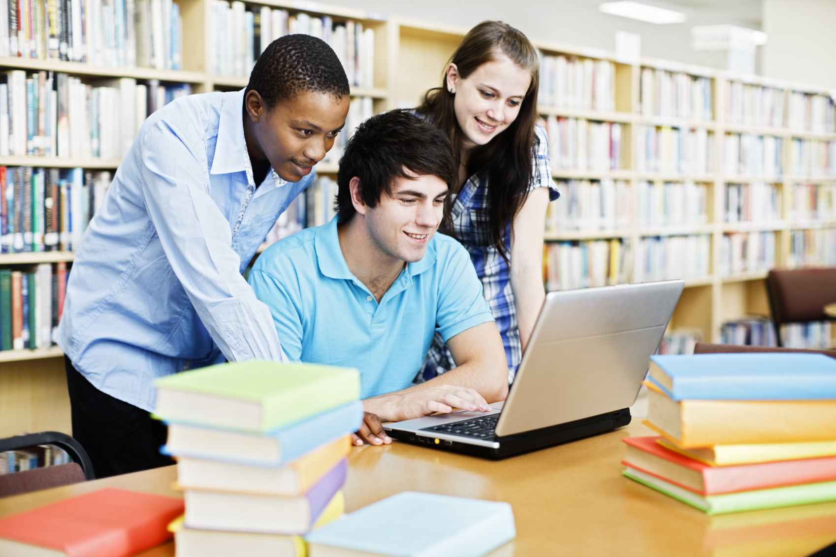 University dissertations. Студенты в библиотеке. Учащиеся студенты. Ученики в библиотеке. Студенты за компьютером в библиотеке.